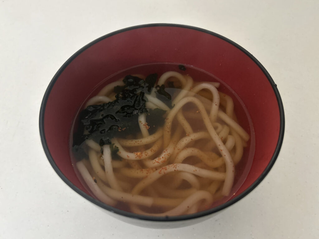 冷凍うどんをかけうどんとして調理した写真