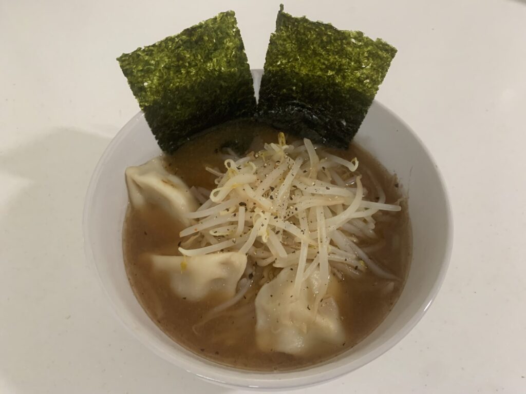 ブラックペッパーをかけたラーメンの写真